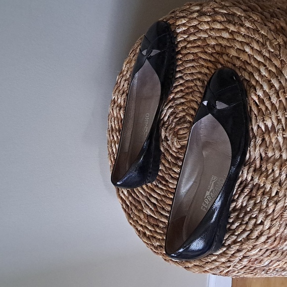 Salvatore Ferragamo Womens Textured Black Patent Leather Flats Twist Front S-9 - Picture 1 of 9